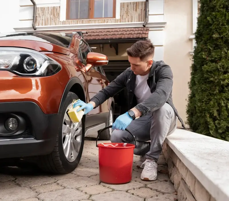 Lavage auto à domicile Cures : professionnel intervenant sur un véhicule